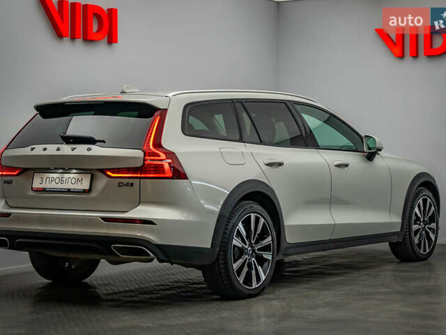 Белый Вольво V60 Cross Country, объемом двигателя 2 л и пробегом 199 тыс. км за 27439 $, фото 1 на Automoto.ua