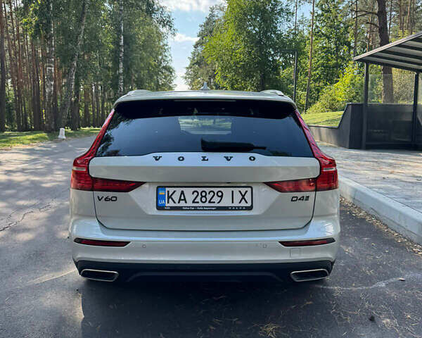 Білий Вольво V60 Cross Country, об'ємом двигуна 2 л та пробігом 196 тис. км за 25000 $, фото 34 на Automoto.ua