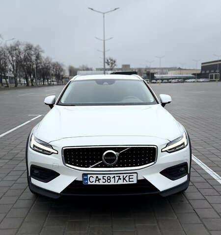 Белый Вольво V60 Cross Country, объемом двигателя 1.97 л и пробегом 219 тыс. км за 29900 $, фото 1 на Automoto.ua