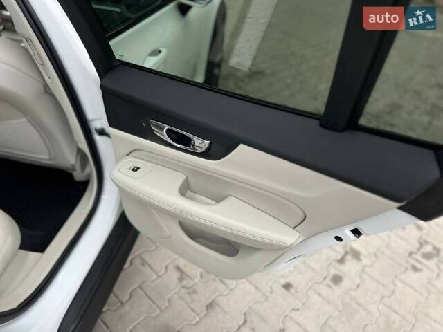 Білий Вольво V60 Cross Country, об'ємом двигуна 1.97 л та пробігом 37 тис. км за 33500 $, фото 13 на Automoto.ua