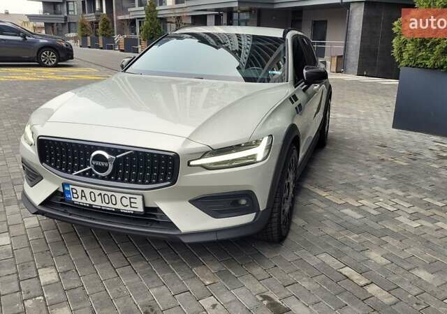 Бежевый Вольво V60 Cross Country, объемом двигателя 1.97 л и пробегом 126 тыс. км за 32500 $, фото 4 на Automoto.ua
