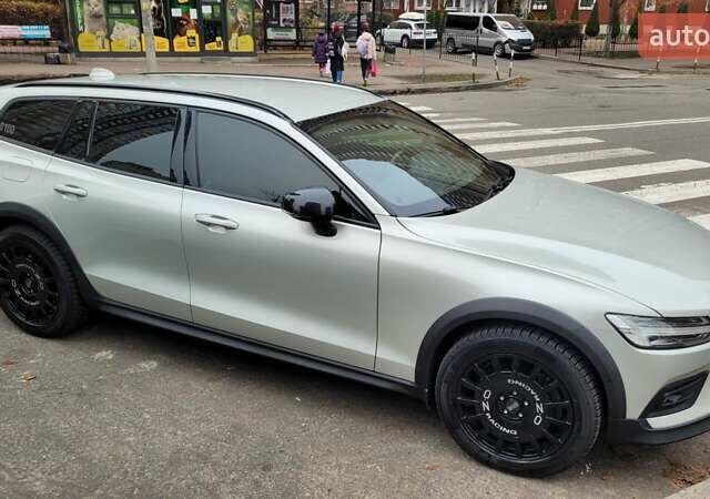 Бежевый Вольво V60 Cross Country, объемом двигателя 1.97 л и пробегом 126 тыс. км за 32500 $, фото 1 на Automoto.ua