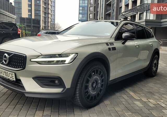 Бежевый Вольво V60 Cross Country, объемом двигателя 1.97 л и пробегом 126 тыс. км за 32500 $, фото 2 на Automoto.ua