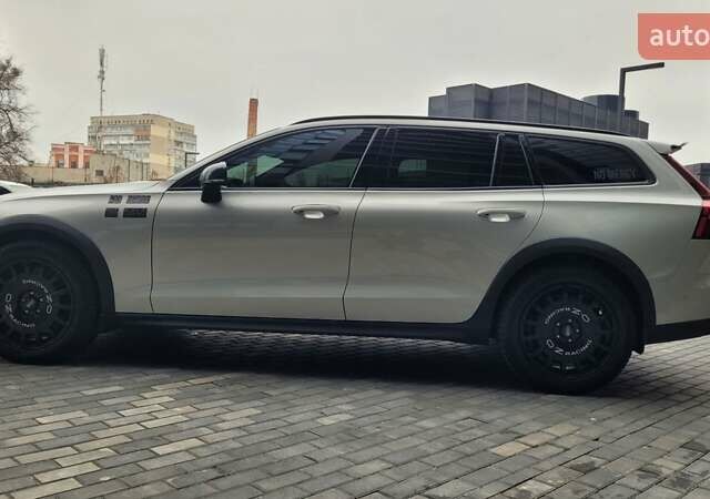 Бежевый Вольво V60 Cross Country, объемом двигателя 1.97 л и пробегом 126 тыс. км за 32500 $, фото 5 на Automoto.ua