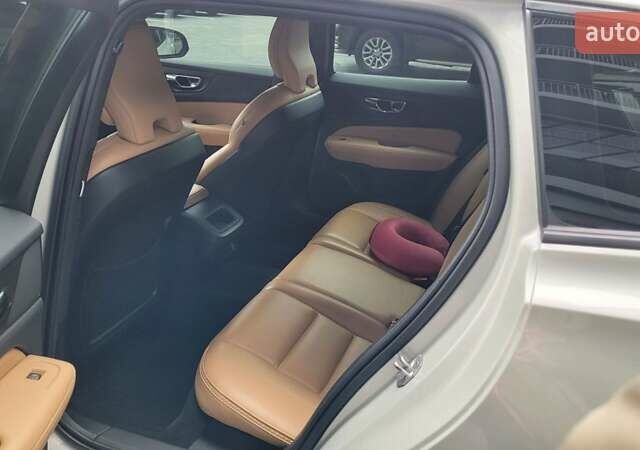 Бежевый Вольво V60 Cross Country, объемом двигателя 1.97 л и пробегом 126 тыс. км за 32500 $, фото 17 на Automoto.ua