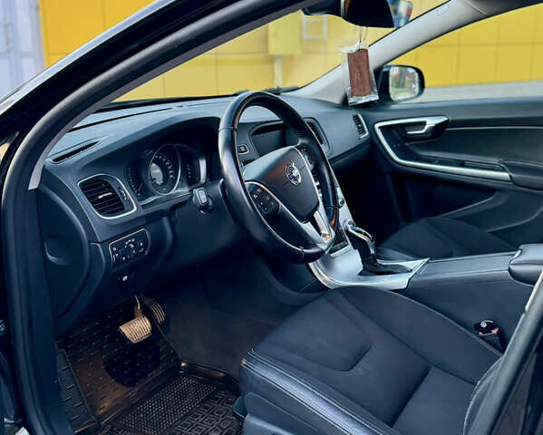Чорний Вольво V60 Cross Country, об'ємом двигуна 2 л та пробігом 191 тис. км за 17150 $, фото 15 на Automoto.ua