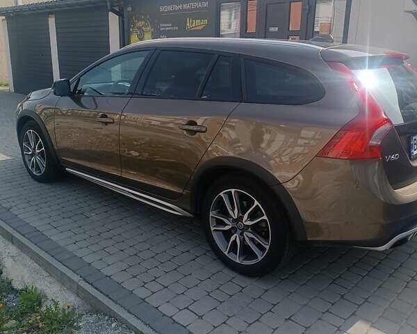 Коричневий Вольво V60 Cross Country, об'ємом двигуна 0 л та пробігом 132 тис. км за 20700 $, фото 17 на Automoto.ua