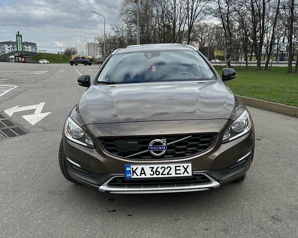 Коричневий Вольво V60 Cross Country, об'ємом двигуна 2.5 л та пробігом 97 тис. км за 20000 $, фото 2 на Automoto.ua