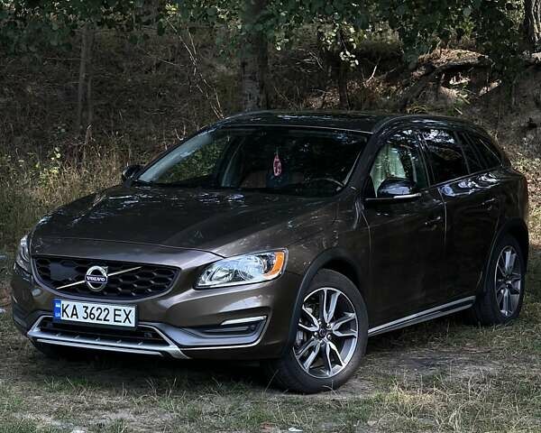 Коричневий Вольво V60 Cross Country, об'ємом двигуна 2.5 л та пробігом 97 тис. км за 18900 $, фото 2 на Automoto.ua