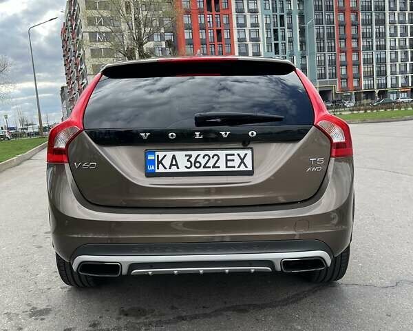 Коричневий Вольво V60 Cross Country, об'ємом двигуна 2.5 л та пробігом 97 тис. км за 20000 $, фото 4 на Automoto.ua