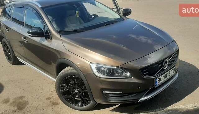 Коричневый Вольво V60 Cross Country, объемом двигателя 2 л и пробегом 215 тыс. км за 18900 $, фото 2 на Automoto.ua