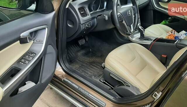 Коричневый Вольво V60 Cross Country, объемом двигателя 2 л и пробегом 215 тыс. км за 18900 $, фото 28 на Automoto.ua