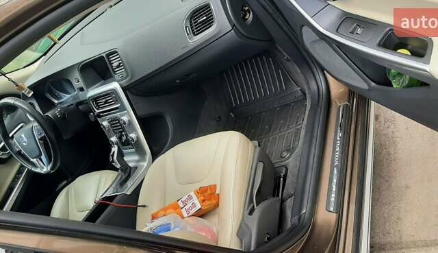 Коричневый Вольво V60 Cross Country, объемом двигателя 2 л и пробегом 215 тыс. км за 18900 $, фото 34 на Automoto.ua