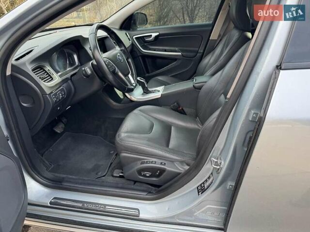Серый Вольво V60 Cross Country, объемом двигателя 2 л и пробегом 262 тыс. км за 16300 $, фото 35 на Automoto.ua