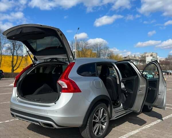 Сірий Вольво V60 Cross Country, об'ємом двигуна 2 л та пробігом 169 тис. км за 16300 $, фото 5 на Automoto.ua