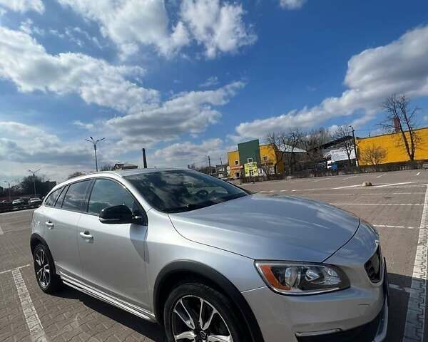 Сірий Вольво V60 Cross Country, об'ємом двигуна 2 л та пробігом 169 тис. км за 16300 $, фото 1 на Automoto.ua