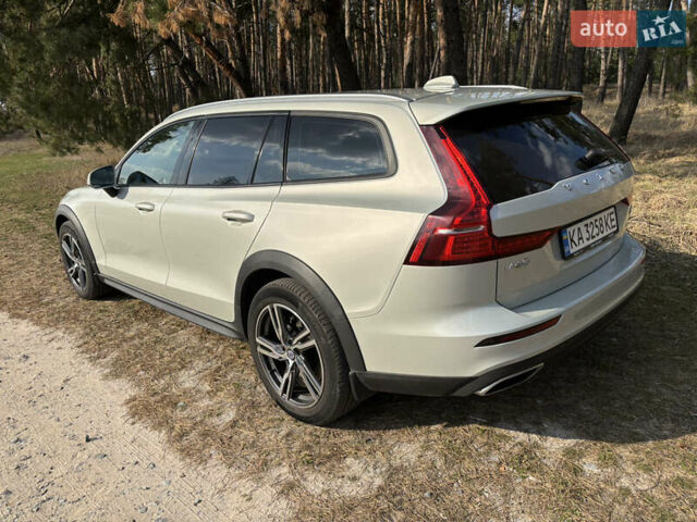Серый Вольво V60 Cross Country, объемом двигателя 1.97 л и пробегом 105 тыс. км за 31500 $, фото 5 на Automoto.ua