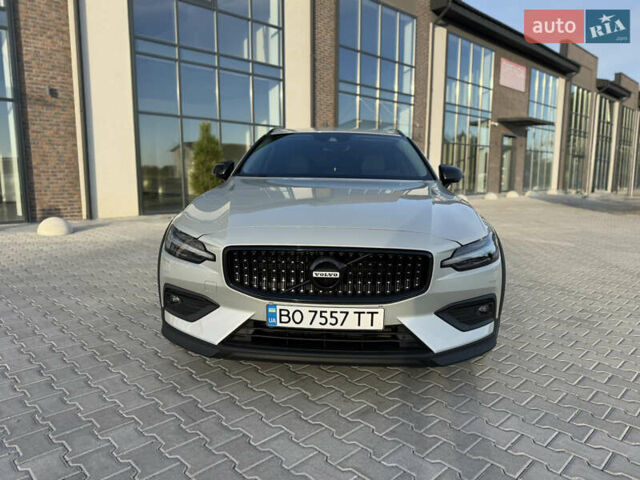 Серый Вольво V60 Cross Country, объемом двигателя 1.97 л и пробегом 137 тыс. км за 37400 $, фото 3 на Automoto.ua