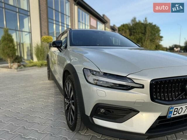 Серый Вольво V60 Cross Country, объемом двигателя 1.97 л и пробегом 137 тыс. км за 37400 $, фото 4 на Automoto.ua