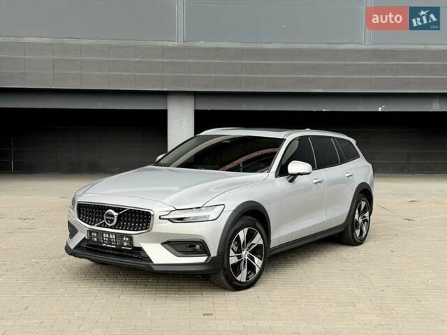 Сірий Вольво V60 Cross Country, об'ємом двигуна 1.97 л та пробігом 12 тис. км за 39900 $, фото 2 на Automoto.ua