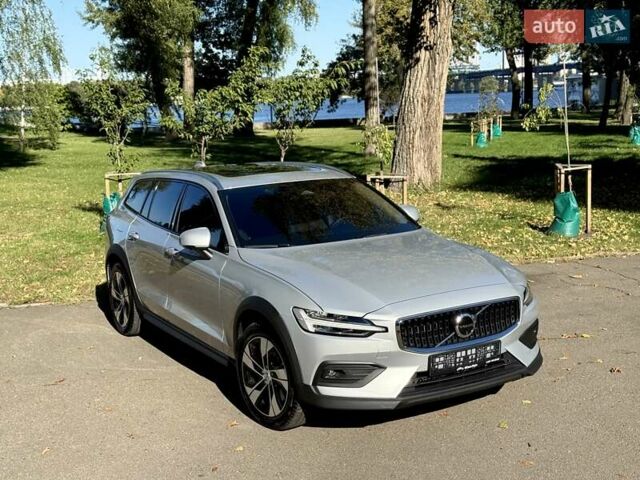 Серый Вольво V60 Cross Country, объемом двигателя 1.97 л и пробегом 11 тыс. км за 43500 $, фото 3 на Automoto.ua