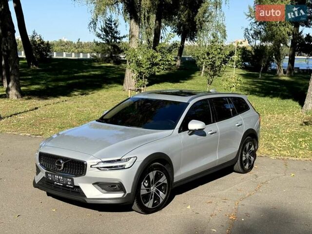 Серый Вольво V60 Cross Country, объемом двигателя 1.97 л и пробегом 11 тыс. км за 43500 $, фото 2 на Automoto.ua