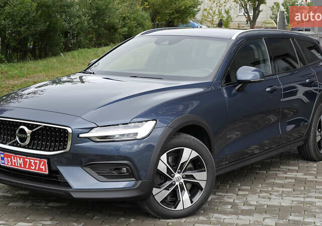 Синий Вольво V60 Cross Country, объемом двигателя 1.97 л и пробегом 190 тыс. км за 32800 $, фото 2 на Automoto.ua