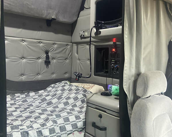 Желтый Вольво VNL 660, объемом двигателя 12.1 л и пробегом 1000 тыс. км за 25500 $, фото 45 на Automoto.ua