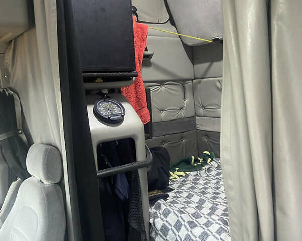 Желтый Вольво VNL 660, объемом двигателя 12.1 л и пробегом 1000 тыс. км за 25500 $, фото 44 на Automoto.ua