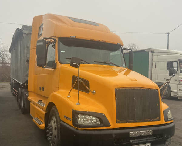 Желтый Вольво VNL 660, объемом двигателя 12.1 л и пробегом 1000 тыс. км за 25500 $, фото 2 на Automoto.ua