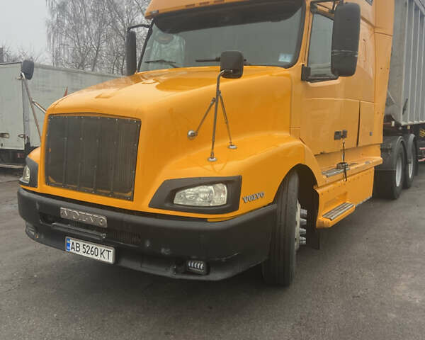 Желтый Вольво VNL 660, объемом двигателя 12.1 л и пробегом 1000 тыс. км за 25500 $, фото 37 на Automoto.ua