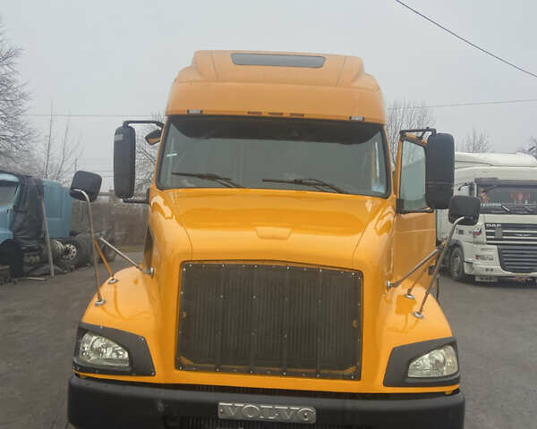 Желтый Вольво VNL 660, объемом двигателя 12.1 л и пробегом 1000 тыс. км за 25500 $, фото 38 на Automoto.ua