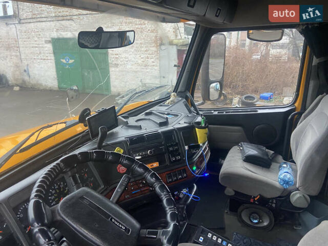 Желтый Вольво VNL 660, объемом двигателя 12.1 л и пробегом 1000 тыс. км за 25500 $, фото 46 на Automoto.ua