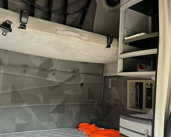 Красный Вольво VNL 670, объемом двигателя 12 л и пробегом 9 тыс. км за 11500 $, фото 3 на Automoto.ua