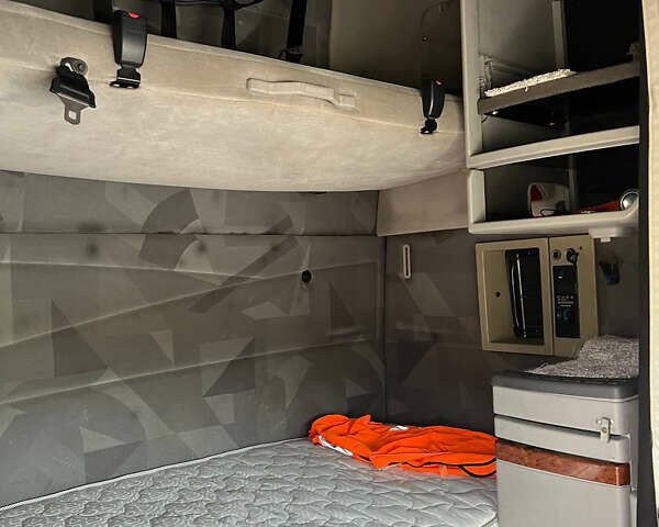 Красный Вольво VNL 670, объемом двигателя 12 л и пробегом 9 тыс. км за 11500 $, фото 4 на Automoto.ua
