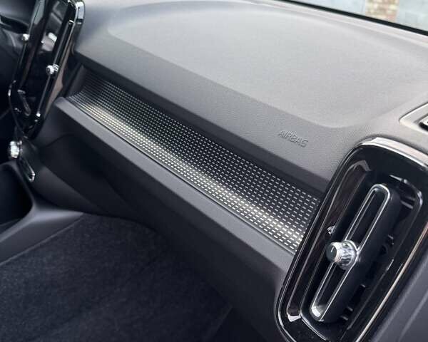 Белый Вольво XC40 Recharge, объемом двигателя 0 л и пробегом 29 тыс. км за 33000 $, фото 26 на Automoto.ua