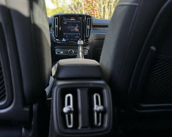 Черный Вольво XC40 Recharge, объемом двигателя 0 л и пробегом 36 тыс. км за 32000 $, фото 38 на Automoto.ua