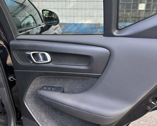 Черный Вольво XC40 Recharge, объемом двигателя 0 л и пробегом 29 тыс. км за 31300 $, фото 3 на Automoto.ua