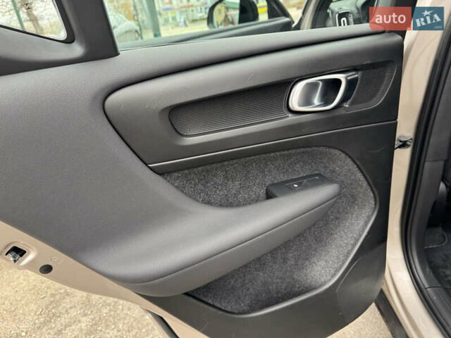 Серый Вольво XC40 Recharge, объемом двигателя 0 л и пробегом 193 тыс. км за 24500 $, фото 33 на Automoto.ua