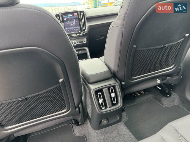 Серый Вольво XC40 Recharge, объемом двигателя 0 л и пробегом 193 тыс. км за 24500 $, фото 32 на Automoto.ua