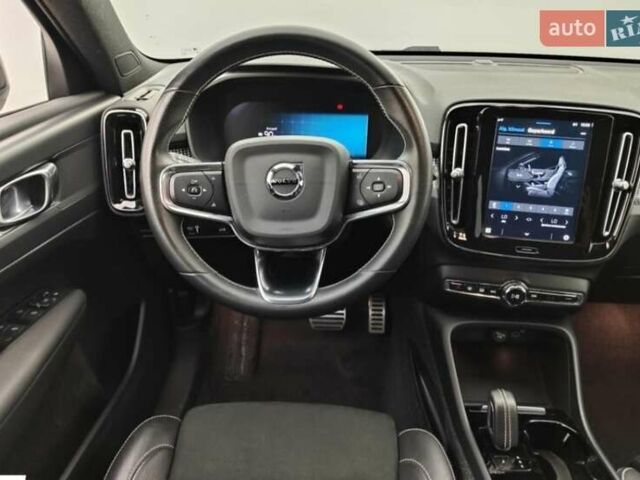Серый Вольво XC40 Recharge, объемом двигателя 0 л и пробегом 74 тыс. км за 31800 $, фото 1 на Automoto.ua