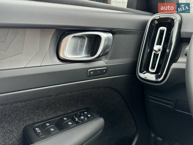 Сірий Вольво XC40 Recharge, об'ємом двигуна 0 л та пробігом 31 тис. км за 31500 $, фото 31 на Automoto.ua