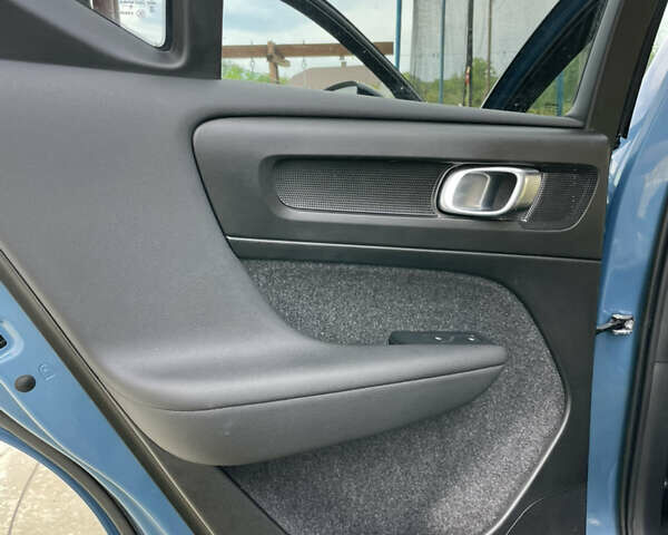 Синий Вольво XC40 Recharge, объемом двигателя 0 л и пробегом 19 тыс. км за 28100 $, фото 7 на Automoto.ua