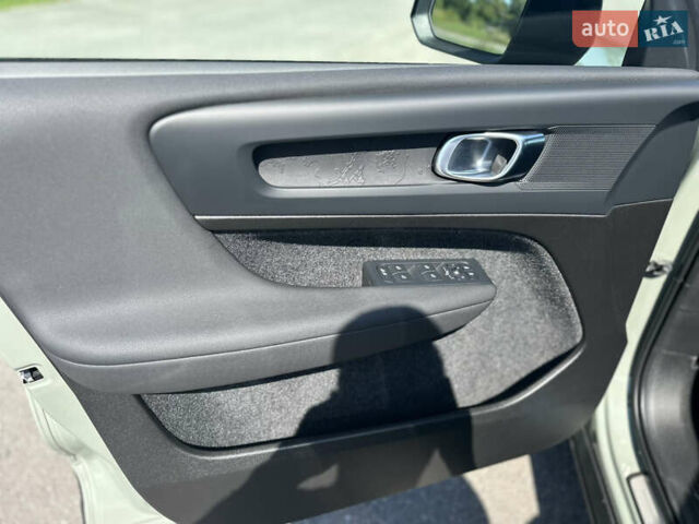 Зеленый Вольво XC40 Recharge, объемом двигателя 0 л и пробегом 70 тыс. км за 28500 $, фото 7 на Automoto.ua