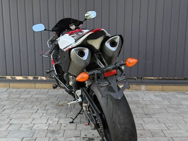 Білий Ямаха R1, об'ємом двигуна 1 л та пробігом 23 тис. км за 10000 $, фото 8 на Automoto.ua