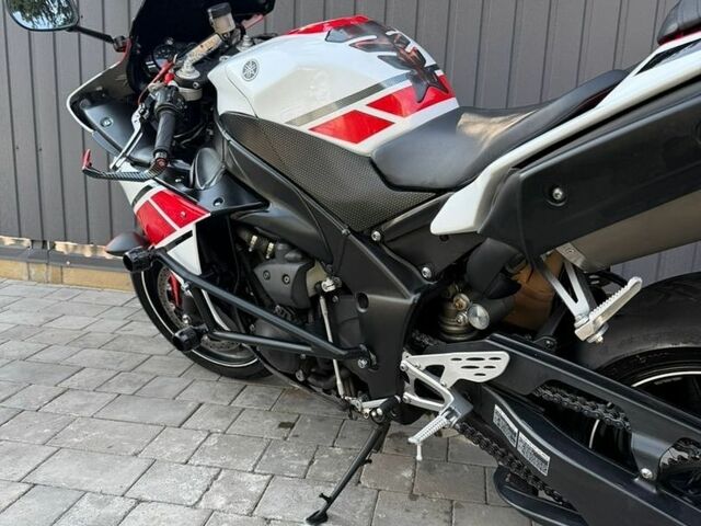 Білий Ямаха R1, об'ємом двигуна 1 л та пробігом 23 тис. км за 10000 $, фото 13 на Automoto.ua