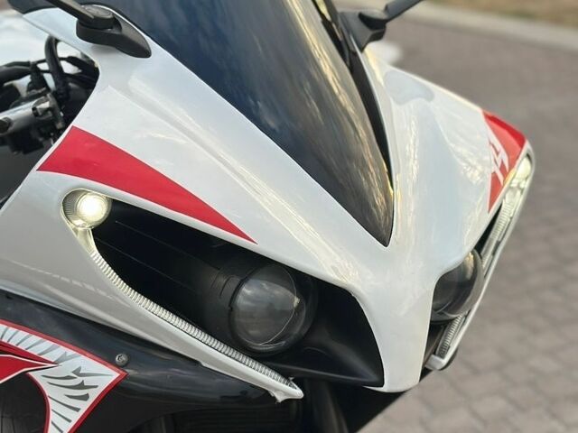 Білий Ямаха R1, об'ємом двигуна 1 л та пробігом 18 тис. км за 11500 $, фото 17 на Automoto.ua