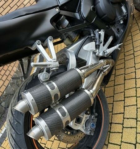 Чорний Ямаха R1, об'ємом двигуна 1 л та пробігом 35 тис. км за 5000 $, фото 5 на Automoto.ua