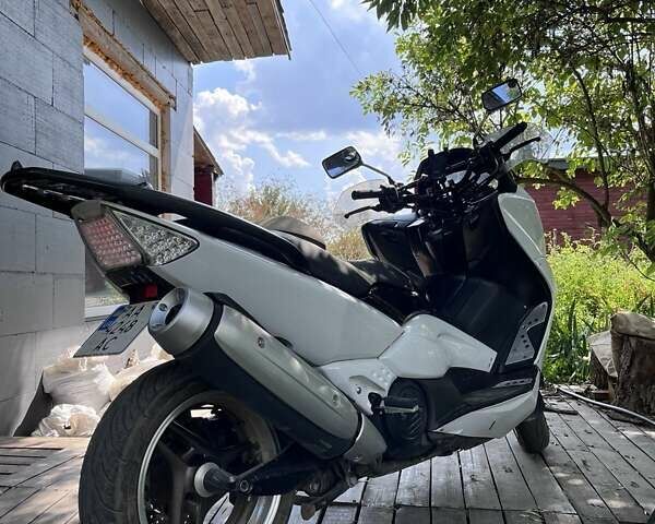 Білий Ямаха T-max, об'ємом двигуна 0 л та пробігом 44 тис. км за 4900 $, фото 4 на Automoto.ua