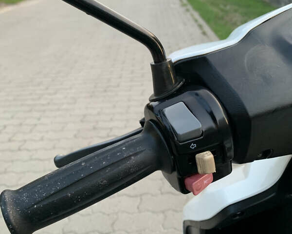 Белый Ямаха  Jog SA 39 ZR, объемом двигателя 0.05 л и пробегом 26 тыс. км за 739 $, фото 4 на Automoto.ua